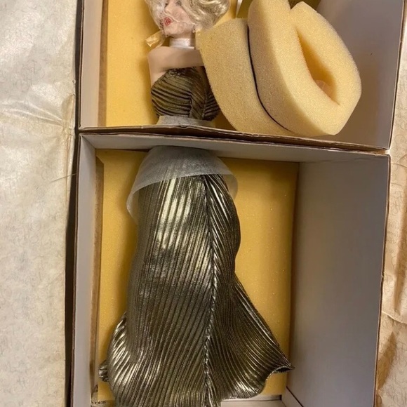 Stunning, brand new PERFECT Marilyn Monroe doll, never removed from her box! - Picture 6 of 11